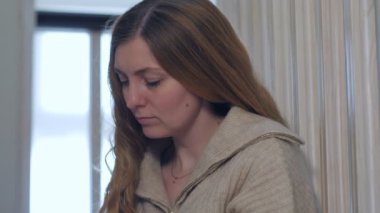 Akıllı Telefonlu Merdivendeki Kadın