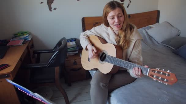 Zpěvák hraje na kytaru — Stock video