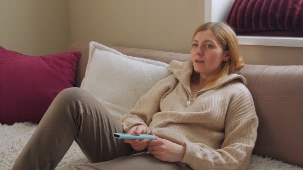 Mujer hablando en el sofá — Vídeos de Stock