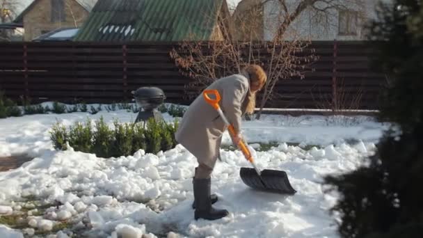 妇女清洁雪地 — 图库视频影像