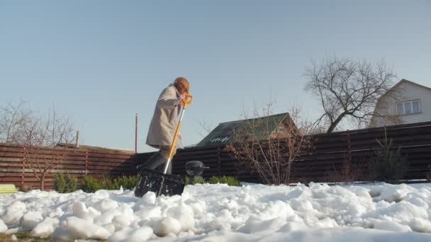 家によってきれいな雪 — ストック動画