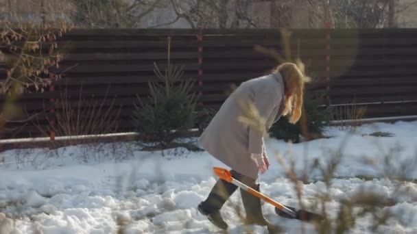 Mujer joven remoción de nieve — Vídeos de Stock