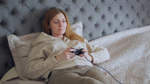 Mulher jogando jogos de computador — Vídeo de Stock