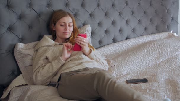 Mulher digitando no telefone — Vídeo de Stock