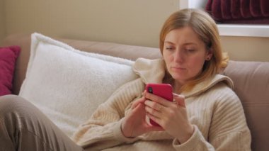 Akıllı Telefonlu Kanepedeki Kadın