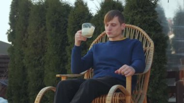 Sallanan Sandalyede Dinlenen Adam