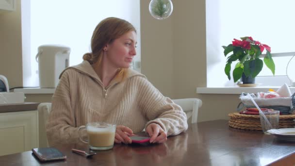 Nő kávé beszél a konyhában — Stock videók