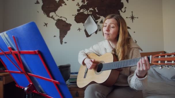 Mujer cantando y tocando la guitarra — Vídeo de stock