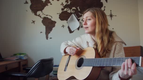 Mujer tocando guitarra y cantando — Vídeo de stock