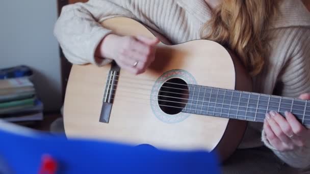 Primer plano de mujer cantando con guitarra — Vídeo de stock