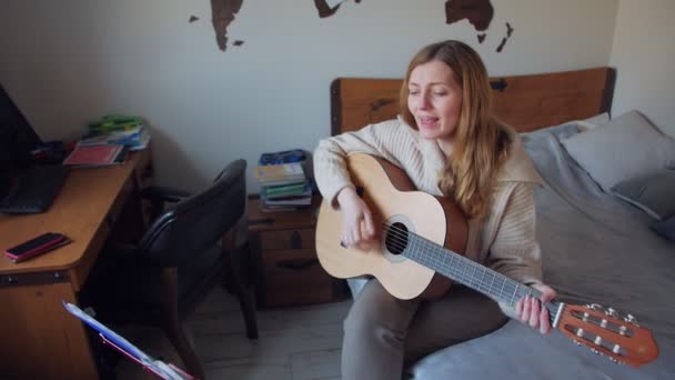 Женщина-певица играет на гитаре — стоковое видео