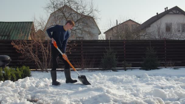 Ο άνθρωπος καθαρίζει το χιόνι — Αρχείο Βίντεο
