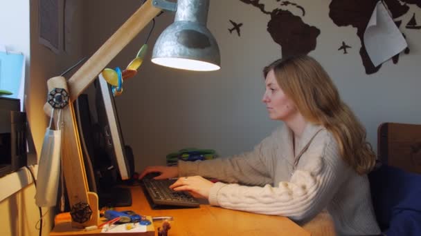 Donna che lavora sul computer — Video Stock