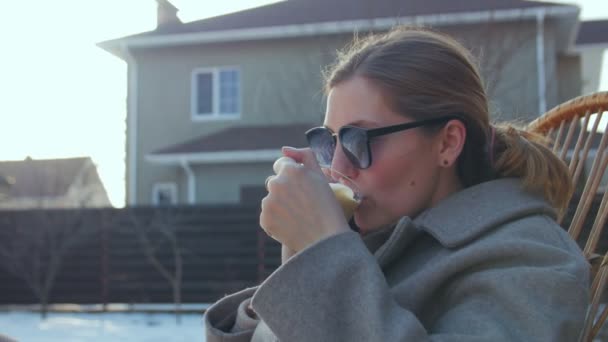 Winter Yard vrouw met koffie — Stockvideo