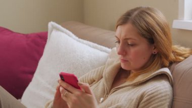 Kanepede Dinlenen Kadın