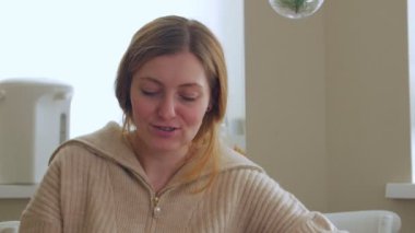 Kahveli Kadın konuşuyor.