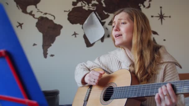 Mujer cantando con guitarra — Vídeo de stock