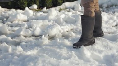Genç Kadın Kar Temizliyor