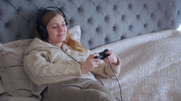 エキサイティングな女性はコンピュータゲームをプレイ — ストック動画