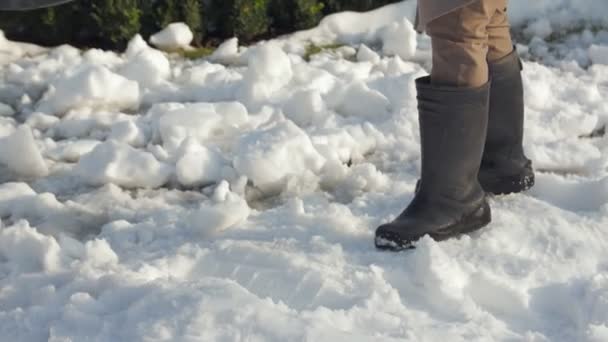 Młoda kobieta czyści śnieg — Wideo stockowe