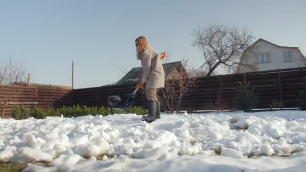 Sneeuw ruimen in de achtertuin — Stockvideo