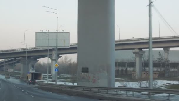 Їдь під мостом — стокове відео