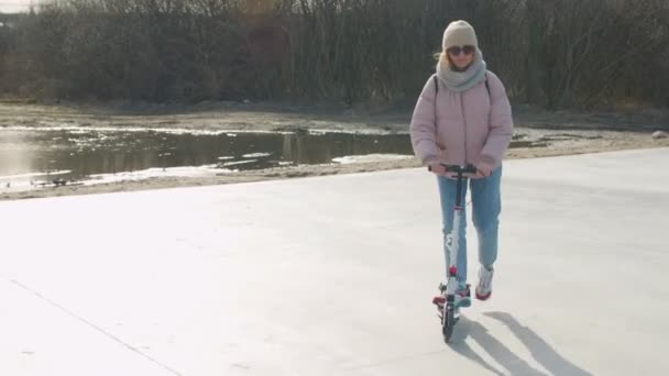Mujer patada scooter parque infantil — Vídeo de stock