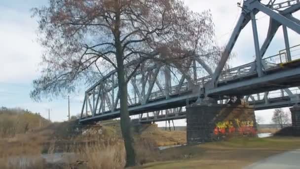 Nehrin üzerindeki demiryolu köprüsü — Stok video
