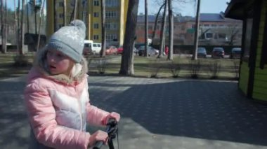 Kız scooter 'a biniyor