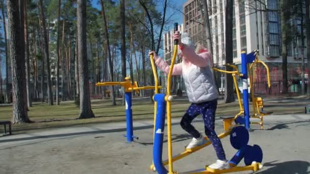 Niña en simulador de deportes — Vídeos de Stock