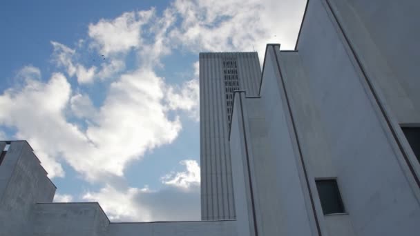 Budynek wieżowca betonowego — Wideo stockowe