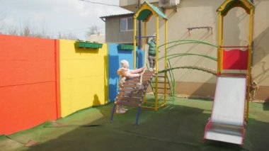 Çocuk ve kız çocuk parkında