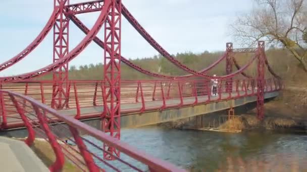 女の子は橋の上のスクーターに乗る — ストック動画