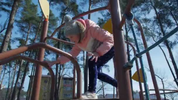 Menina deslizando no parque infantil — Vídeo de Stock