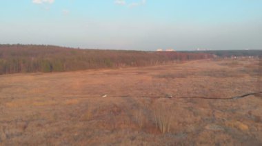 SUV 'lar kirli bir yolda gidiyor.