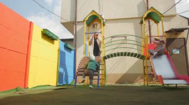 Arka bahçede Çocuklu Kadın