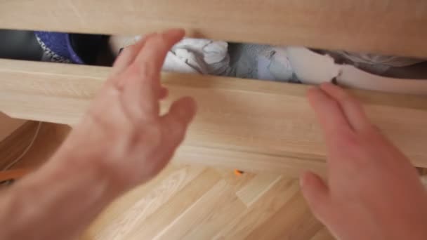 Mann wühlt im Schrank — Stockvideo