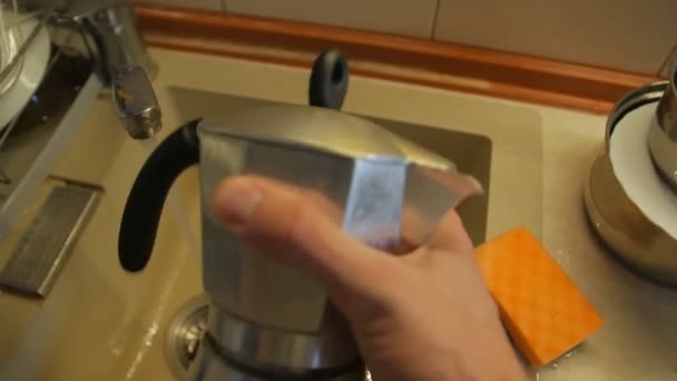 Moka kávéfőző tisztítás — Stock videók