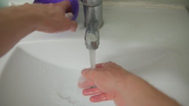 Adam ellerini yıkar.