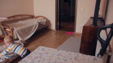 Çocuk oynuyor ve televizyon seyrediyor.