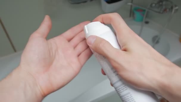 Αφρός ξυρίσματος στο χέρι — Αρχείο Βίντεο