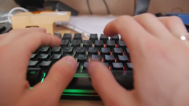 Handen typen op toetsenbord POV — Stockvideo
