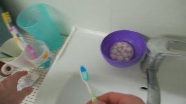 Diş fırçasında diş macunu