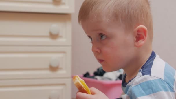 男孩咀嚼三明治 — 图库视频影像