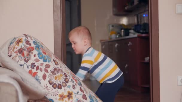 Lilla pojken leker med kuddar — Stockvideo