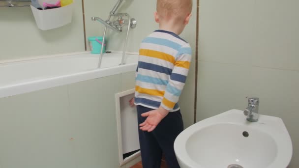 Junge spielend im die toilette — Stockvideo