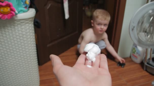 洗净泡沫父亲和儿子 — 图库视频影像
