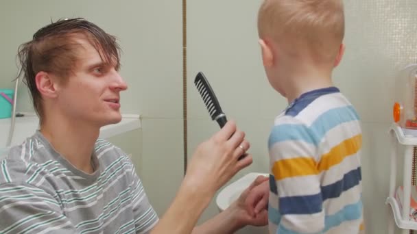 Niño peinando padre — Vídeos de Stock