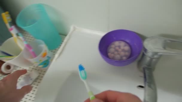 Pasta de dentes em uma escova — Vídeo de Stock