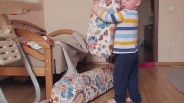 Çocuk Yastık İnşa Ediyor